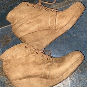 Camel wedge boots